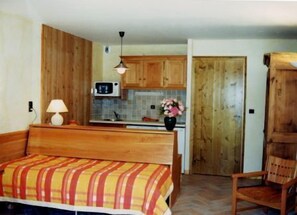 In-room safe, desk, laptop workspace, soundproofing