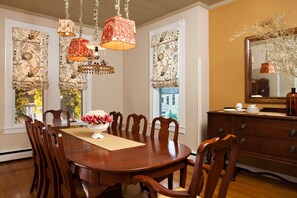 Premium bedding, pillow-top beds, iron/ironing board, rollaway beds - The Guest House Inn on Courthouse Square (Hinton)