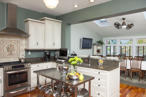 Full-size fridge, oven, stovetop, dishwasher - The Guest House Inn on Courthouse Square (Hinton)