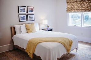 Premium bedding, pillow-top beds, iron/ironing board, rollaway beds - The Guest House Inn on Courthouse Square (Hinton)