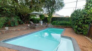 Kolam renang outdoor, dengan kursi berjemur