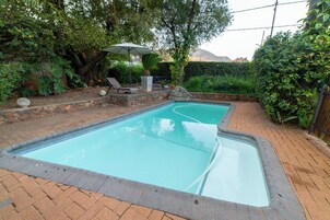 Piscina externa, funciona das 8h às 18h, espreguiçadeiras