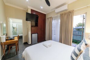 Standard-Doppelzimmer, 1 Queen-Bett, eigenes Bad | Zimmersafe, individuell dekoriert, Schreibtisch, kostenloses WLAN