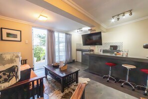 Apartament clàssic, 1 llit de matrimoni, bany privat | Sala d'estar | Televisor de pantalla plana de 40 polzades amb canals per satèl·lit