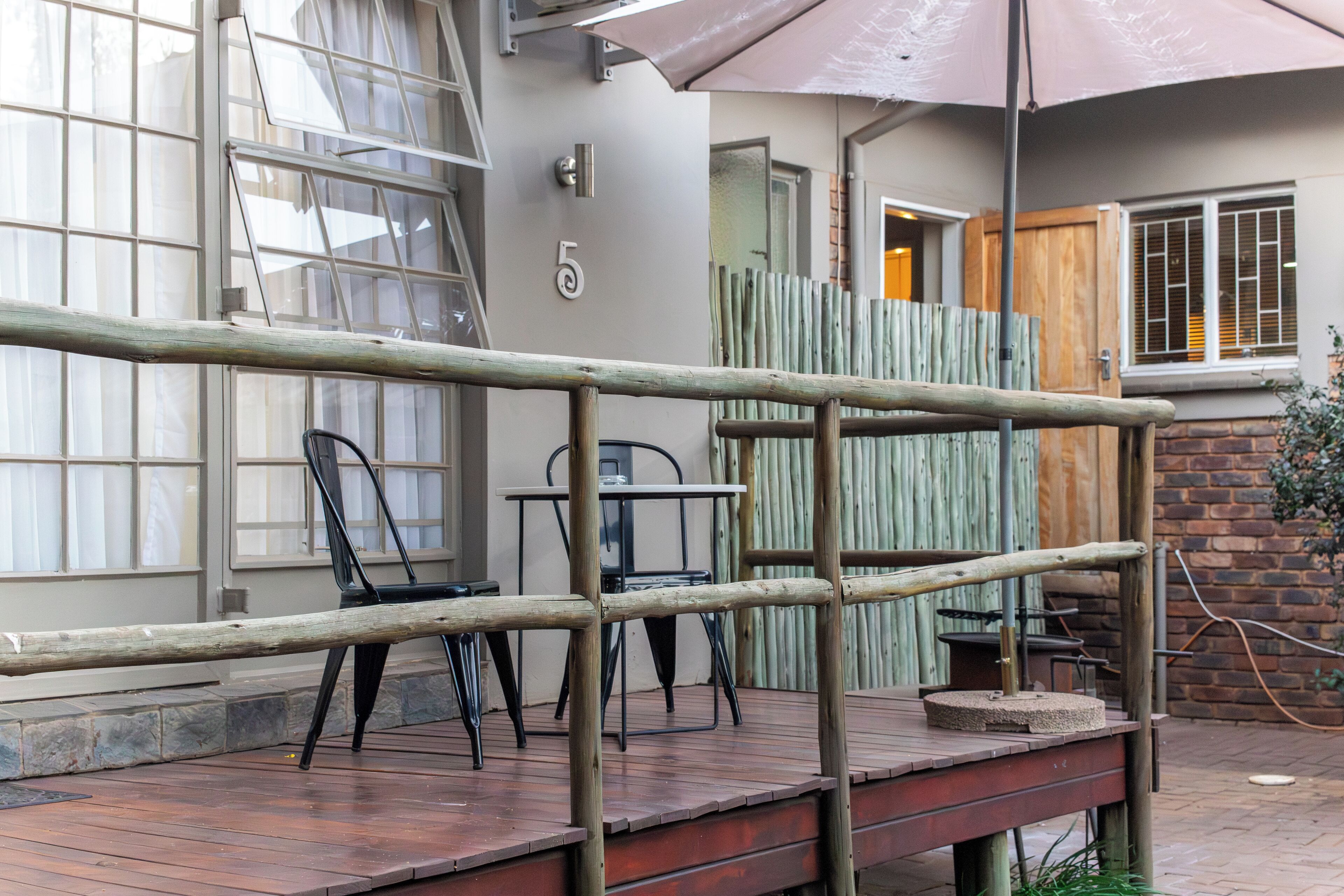 Chambre Double Standard, 1 grand lit, salle de bains privée | Terrasse/Patio