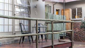 Chambre Double Standard, 1 grand lit, salle de bains privée | Terrasse/Patio