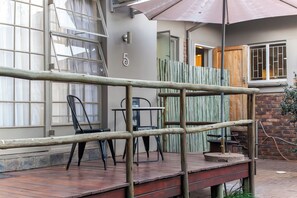 Standard dubbelrum - 1 queensize-säng - privat badrum | Terrass/Patio