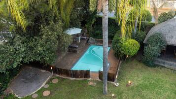 Piscine extérieure, chaises longues