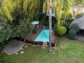 Piscina externa, funciona das 8h às 18h, espreguiçadeiras