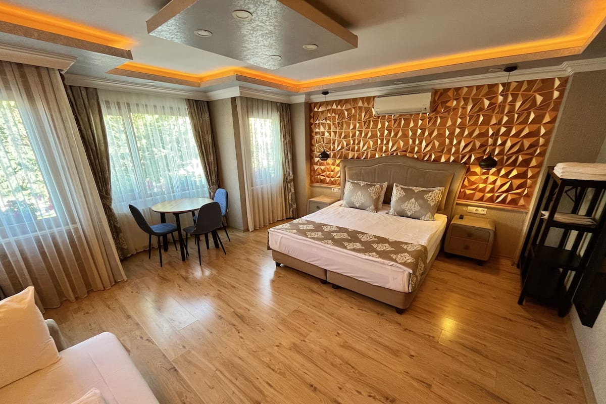Deluxe Triple Room | Street view