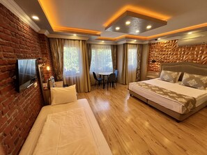 Ropa de cama de alta calidad, minibar, escritorio y cortinas blackout 
