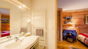 Habitación doble Confort, baño privado | Baño | Regadera y toallas