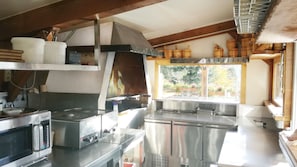 Breakfast, lunch, dinner served; Regional cuisine