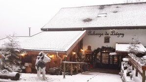 Ein Gebäude mit einem Ziegeldach und einem Schild mit der Aufschrift 'Ouberge de Liesey'.