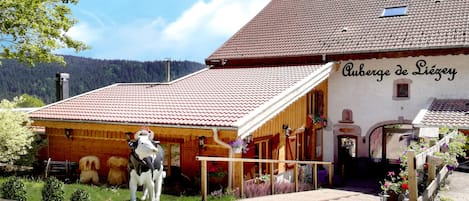 Vista frontal de la propiedad