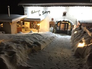 Voorkant accommodatie - avond/nacht