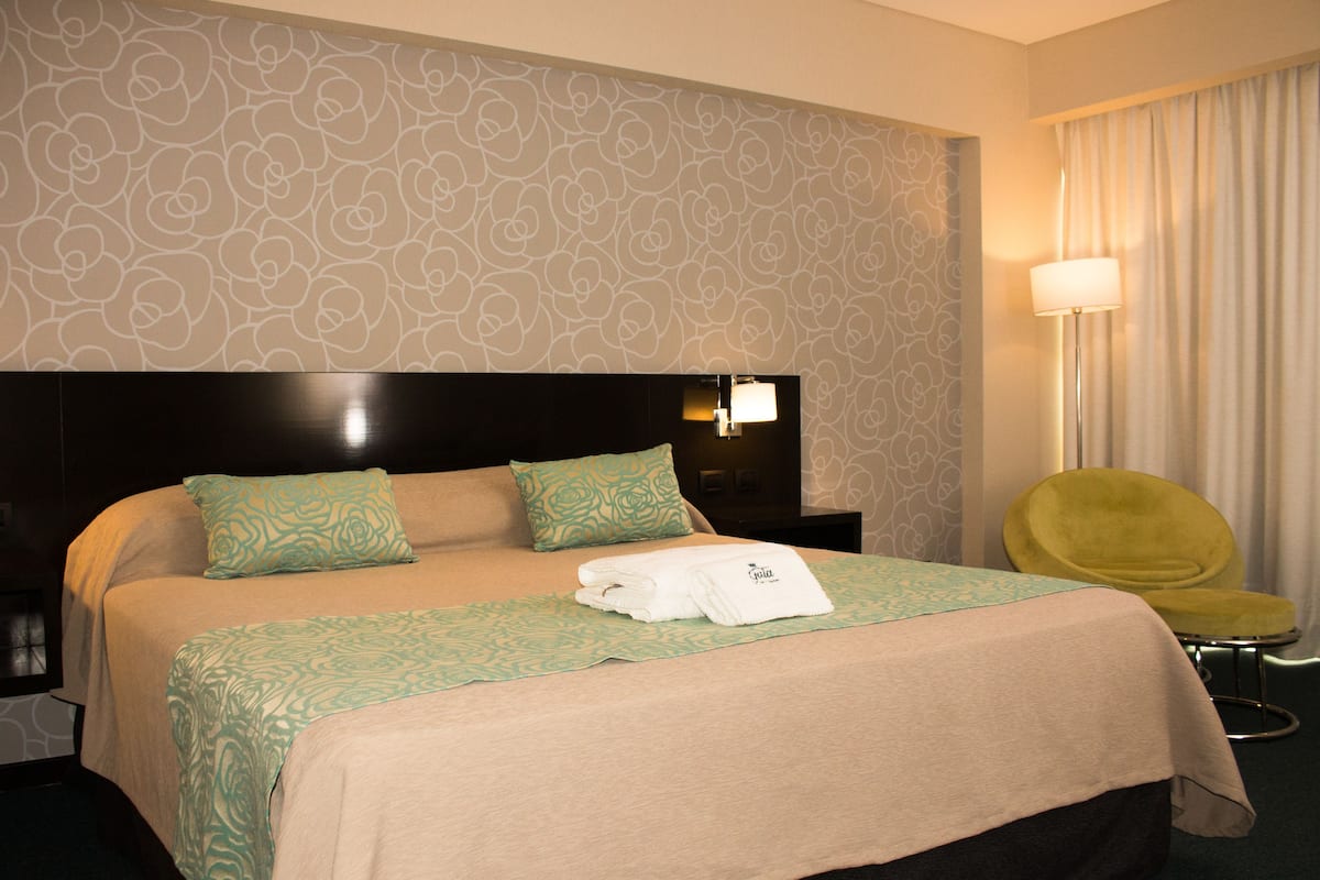 deluxe double room | minibar, in-room safe, desk, blackout curtains