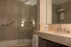 Minibar, in-room safe, desk, blackout curtains - Gala Hotel y Convenciones (Resistencia)