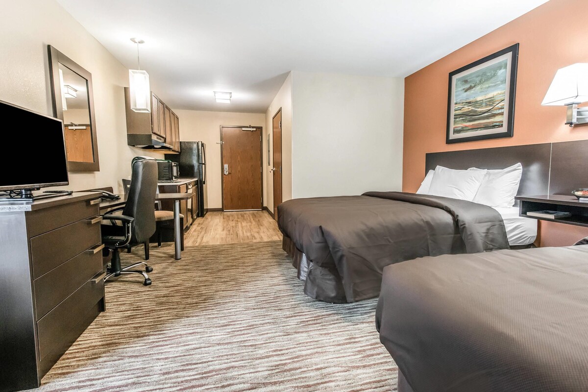 Desk, iron/ironing board, WiFi (free), bed sheets
