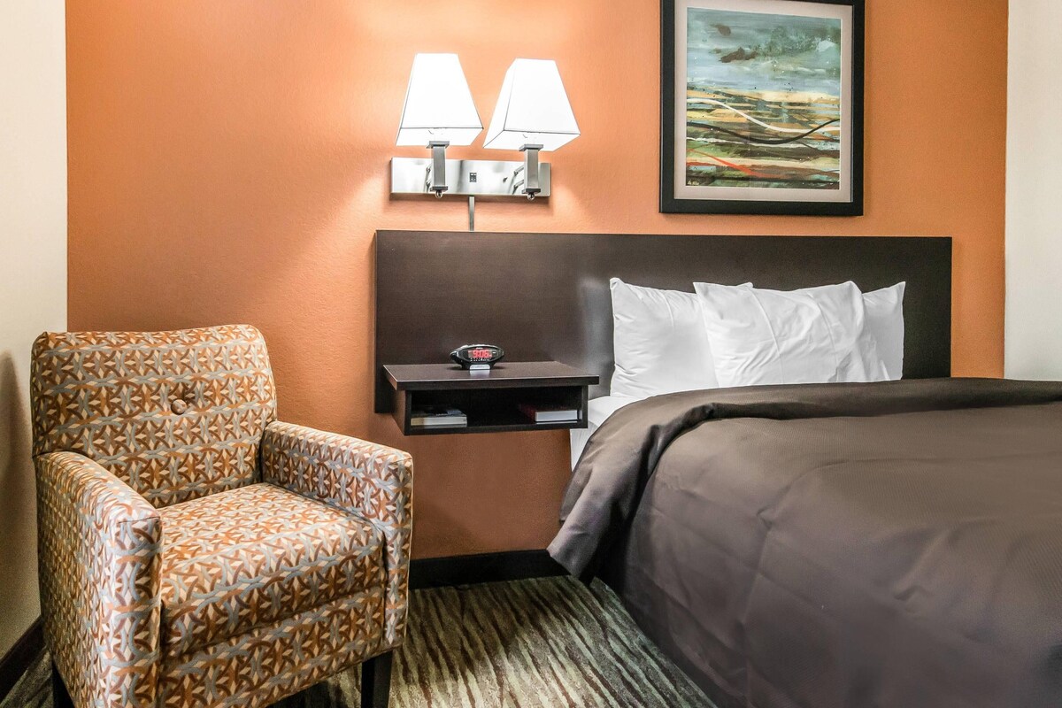 Desk, iron/ironing board, WiFi (free), bed sheets
