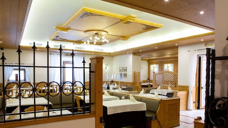 Breakfast, lunch, dinner served; Italian cuisine