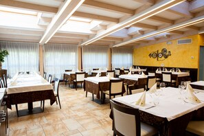 Breakfast, lunch and dinner served - Hotel Ristorante Alla Nave (Lavis)