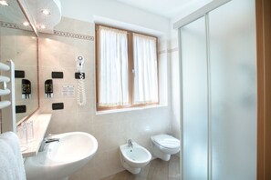Shower, rainfall showerhead, free toiletries, hair dryer - Hotel Ristorante Alla Nave (Lavis)