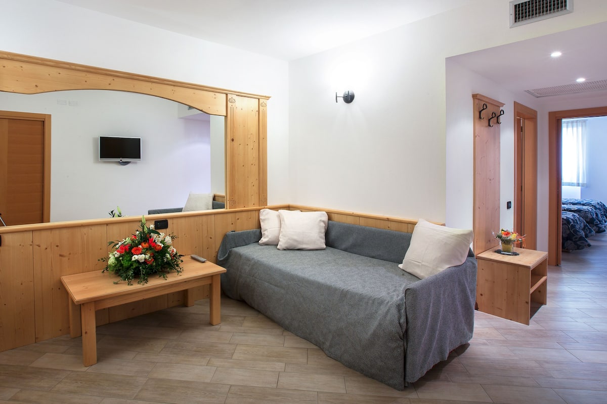 quadruple room | minibar, in-room safe, desk, soundproofing