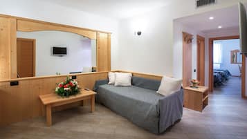 Habitación cuádruple | Minibar, caja de seguridad en la habitación y escritorio