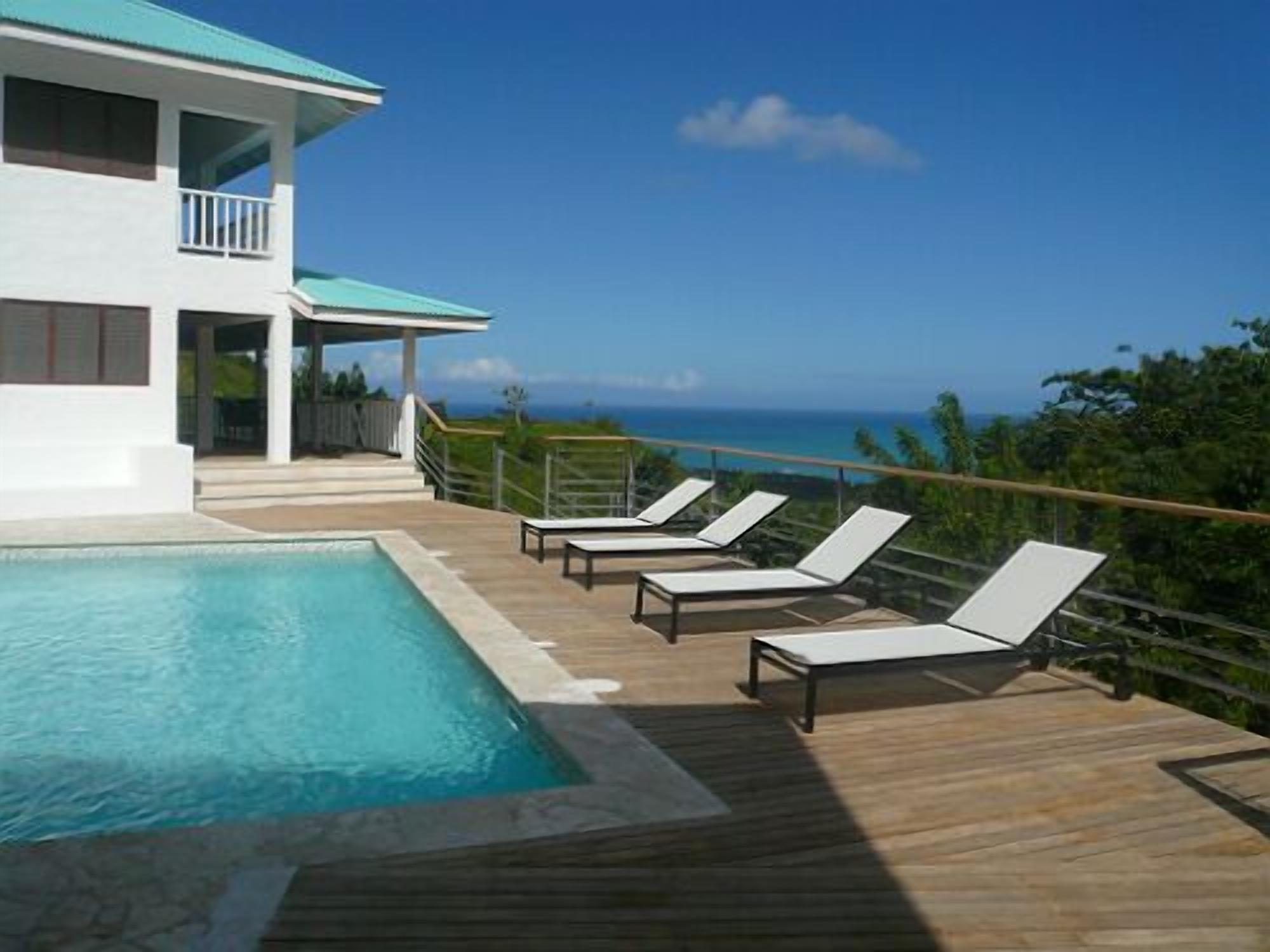 2 座室外游泳池