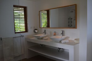 Comfort Villa | Bathroom | Shower, hair dryer, towels - Villa Noria (Las Terrenas)
