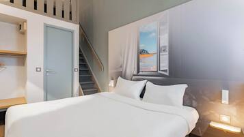 Quadruple Room, Non Smoking | Desk, soundproofing, free WiFi, bed sheets