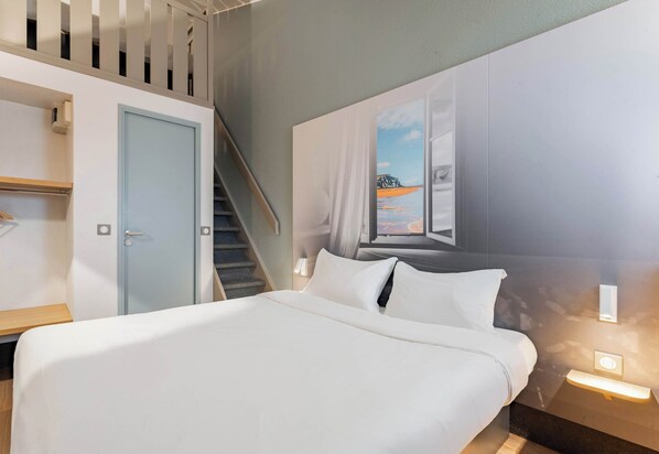 Quadruple Room, Non Smoking | Desk, soundproofing, free WiFi, bed sheets - B&B HOTEL Calais Coquelles Tunnel sous la Manche (Coquelles)