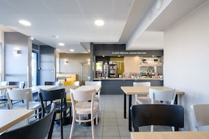 Café da manhã com buffet todos os dias mediante uma taxa