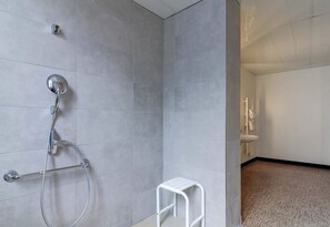 Habitación doble, acceso para personas con movilidad reducida, para no fumadores | Baño | Regadera y toallas 