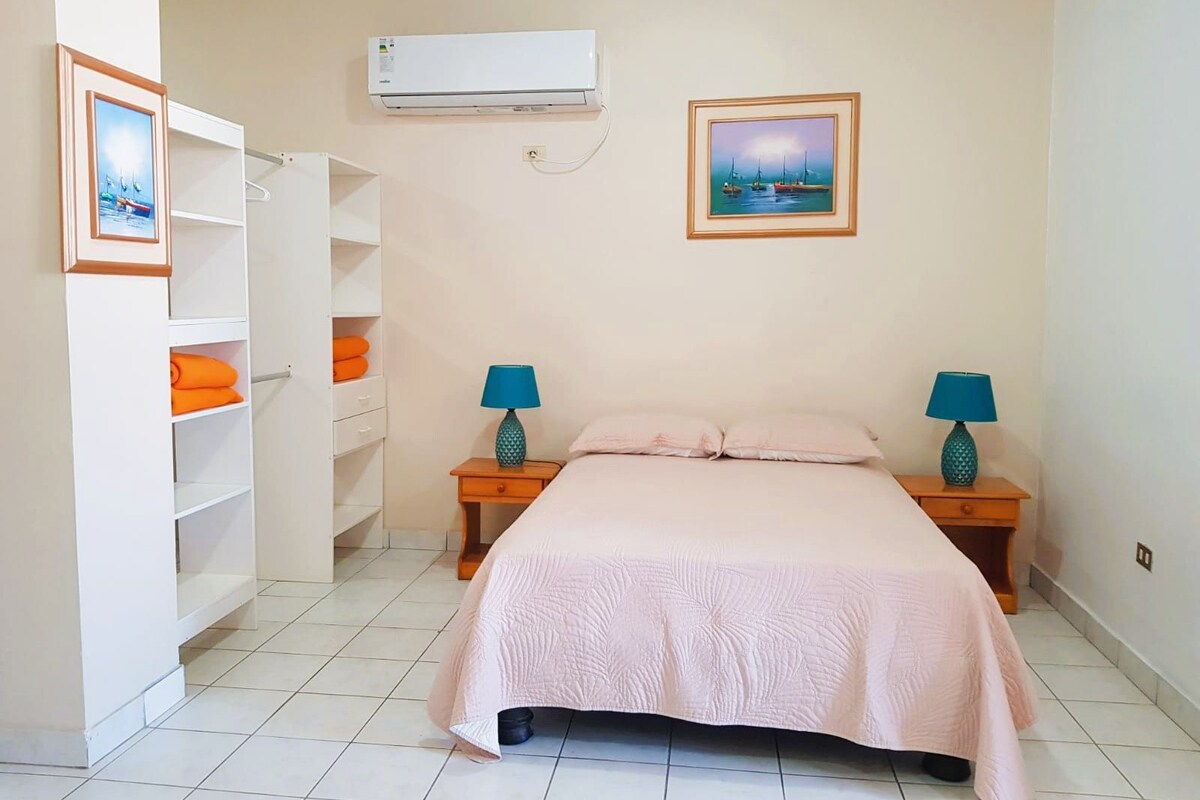 Habitación cuádruple familiar | Edredón, wifi gratis, muebles diferentes y ropa de cama