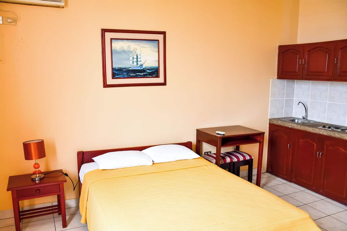 1 Schlafzimmer, Daunenbettdecken, individuell eingerichtet