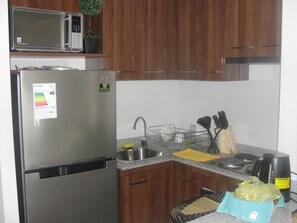 Refrigerador con freezer, microondas, horno, placa de cocina