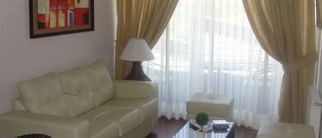 Apartamento família, 2 quartos | Área de estar | TV LCD