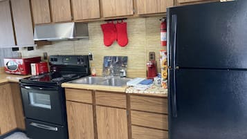 Deluxe Studio Suite | Private kitchen | Coffee/tea maker, cookware/dishes/utensils