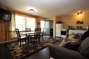 Suíte, várias camas | Área de estar | TV