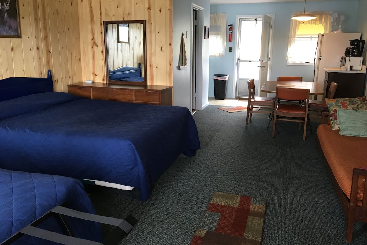 Deluxe Studio Suite, 2 Queen Beds | Laptop workspace, WiFi (free), bed sheets