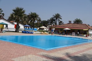 Outdoor pool - Sand Beach Hotel (Serrekunda)