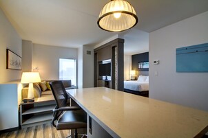 Colchones con pillow-top, escritorio y tabla de planchar con plancha