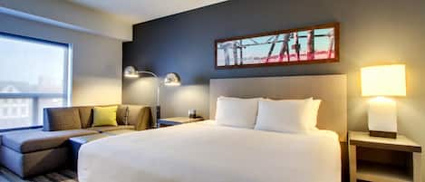 Senger med overmadrass, skrivebord og strykejern/-brett