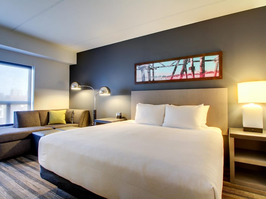 Bantalan ekstra lembut, meja kerja, dan setrika/meja setrika