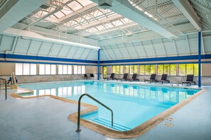 Indoor pool - English Inn of Charlottesville (Charlottesville)