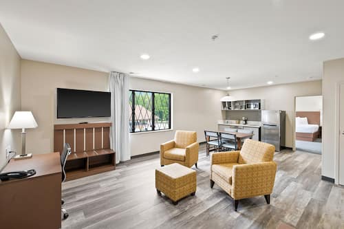 Family Suite, 1 Bedroom, Kitchen | Living area | Flat-screen TV