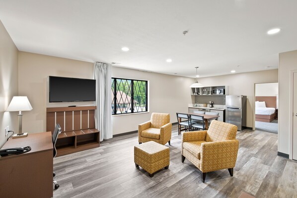 Suíte família, 1 quarto, cozinha | Área de estar | TV de tela plana