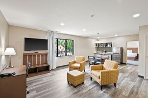 家庭套房, 1 间卧室, 厨房 | 起居区 | 平板电视